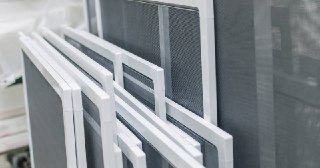 Москитные сетки на пластиковые окна Большой Камень купить по цене от 938 руб.